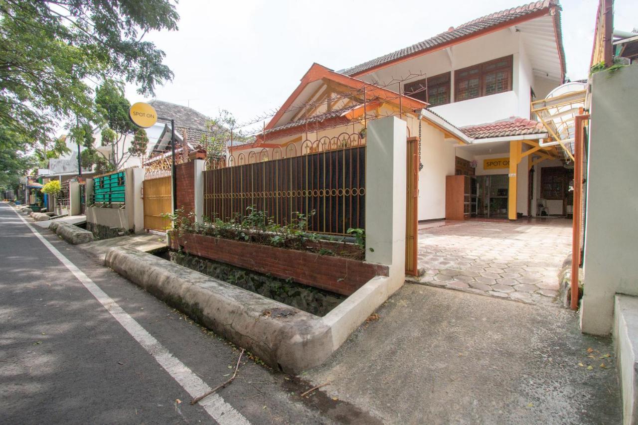 SPOT ON 3218 Bee Palm Family Syariah Hotel Malang Bagian luar foto